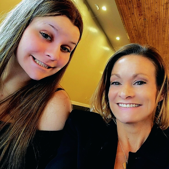 Meet your Posher, Nicole - Picture 3 of 3